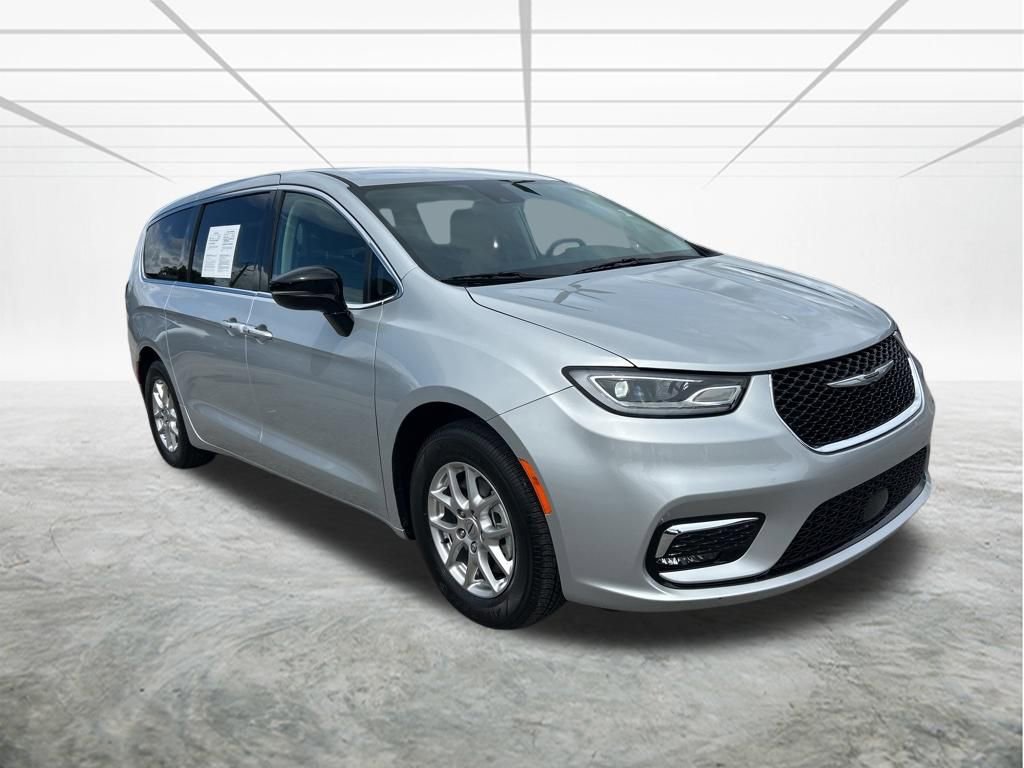 Used 2024 Chrysler Pacifica Touring-L image 2