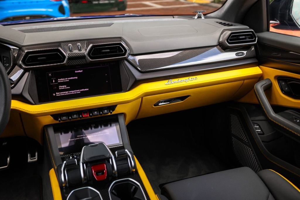 Used 2025 Lamborghini Urus SE AWD/4WD image 59