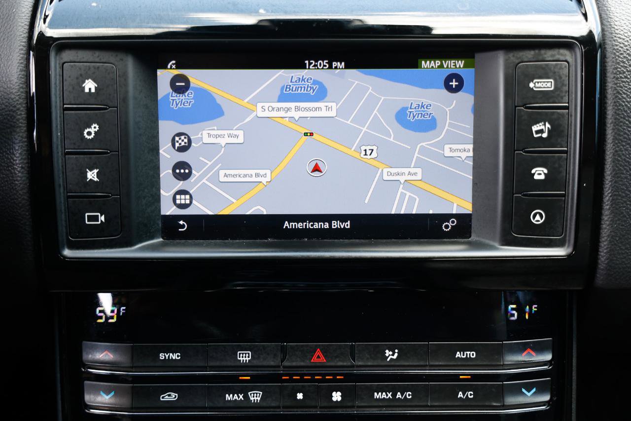 Used 2018 Jaguar XE Premium RWD image 32