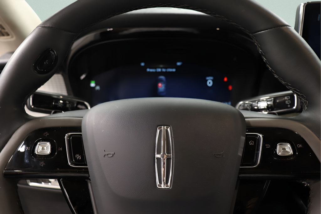 Used 2024 Lincoln Corsair AWD w/ Towing Package image 14
