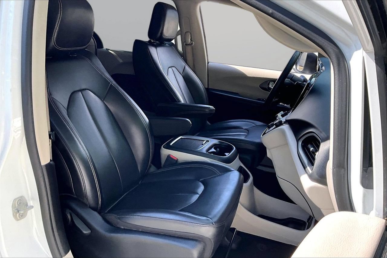 Certified 2023 Chrysler Pacifica Touring-L FWD image 22