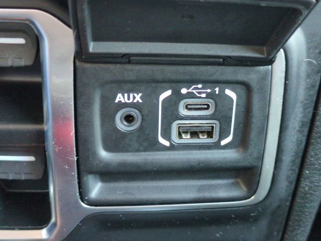 Used 2025 Jeep Wrangler Unlimited Sahara AWD/4WD image 21