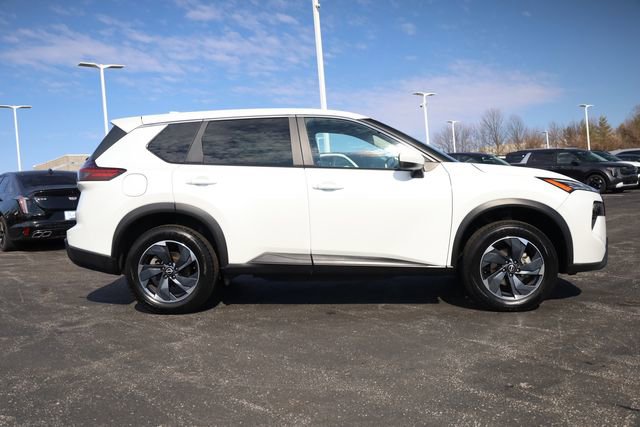Used 2024 Nissan Rogue SV image 3