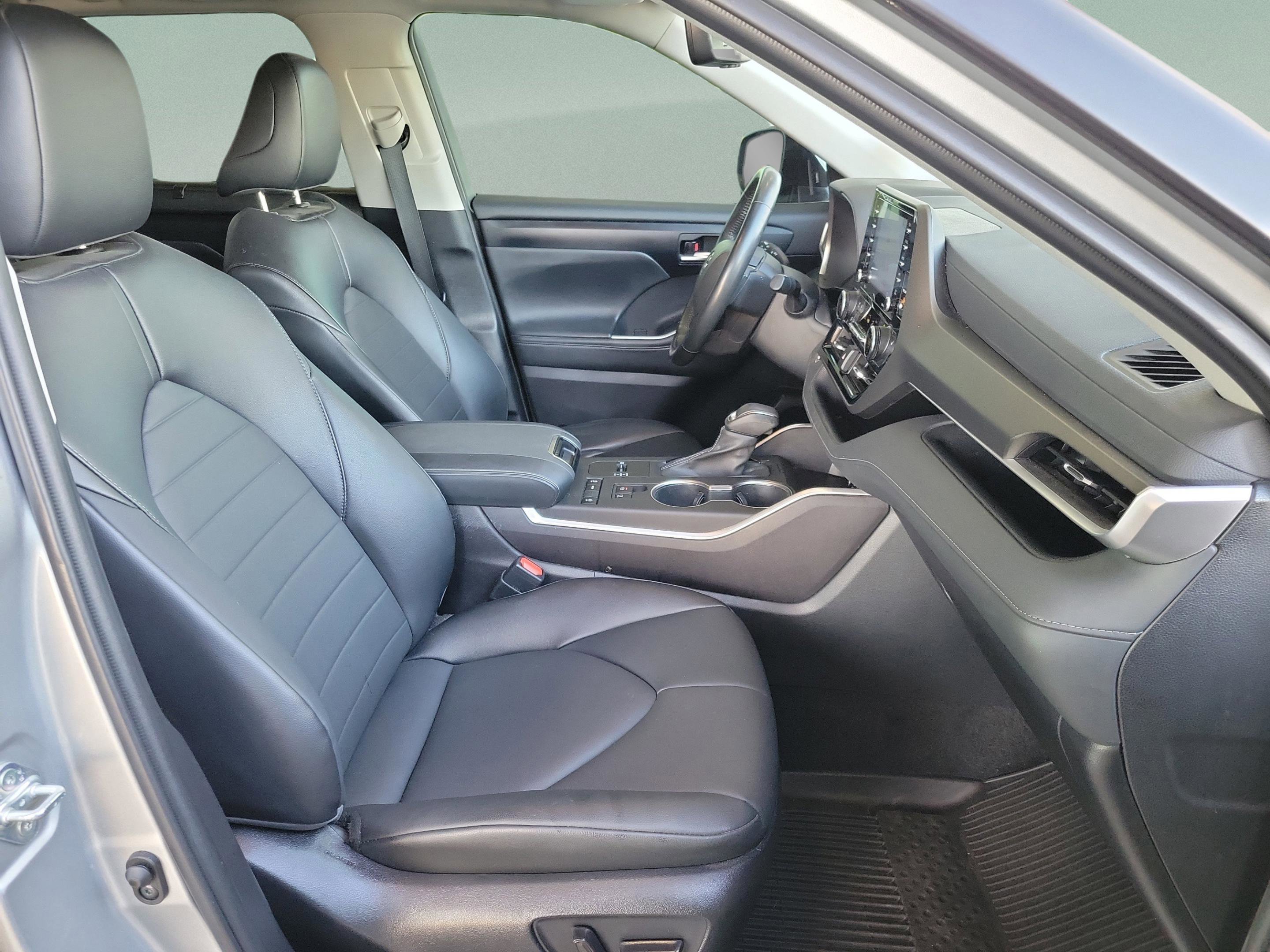 Used 2022 Toyota Highlander XLE image 32
