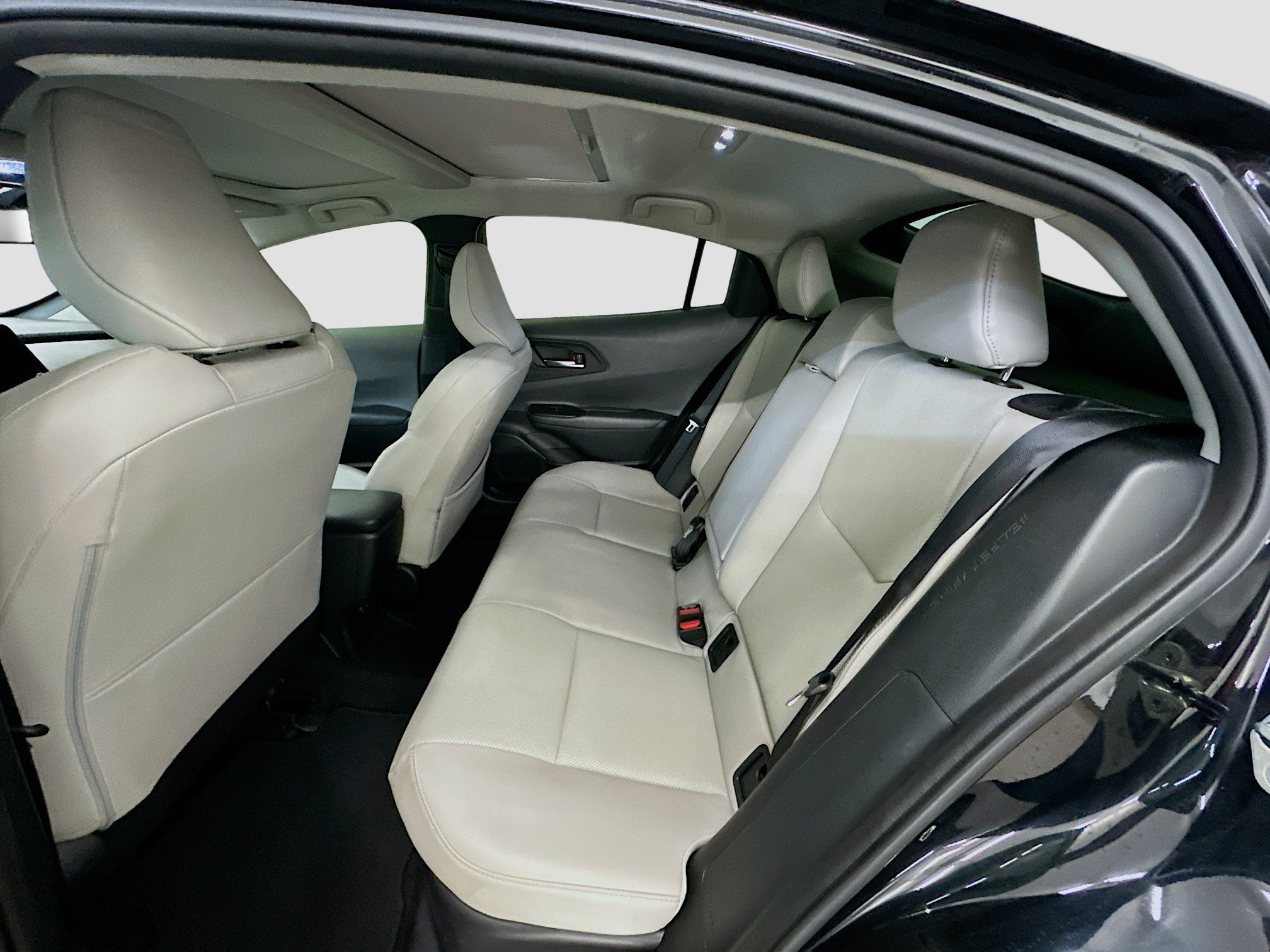 Used 2024 Toyota Prius XLE FWD image 30