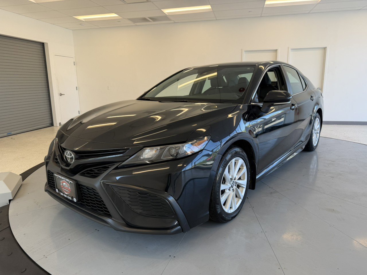 Used 2023 Toyota Camry SE FWD image 3