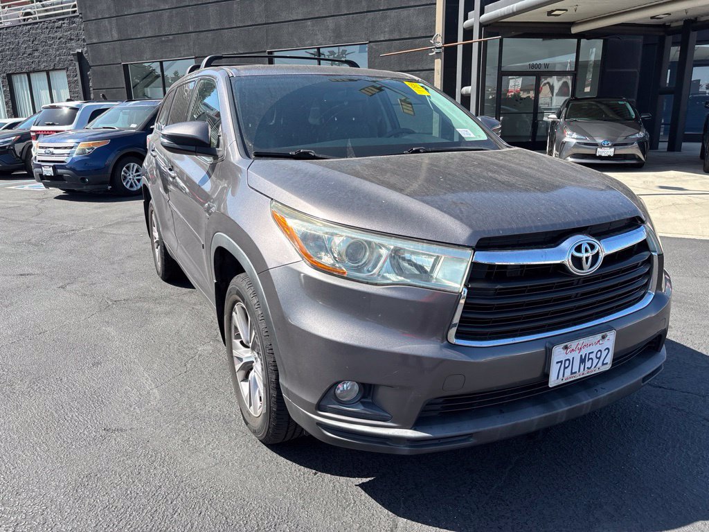 Used 2015 Toyota Highlander Plus FWD image 2