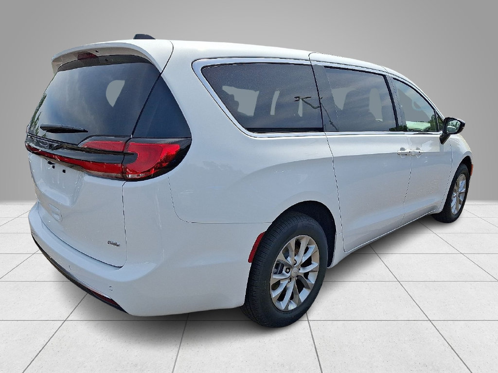 New 2027 Chrysler Pacifica Select AWD/4WD image 4