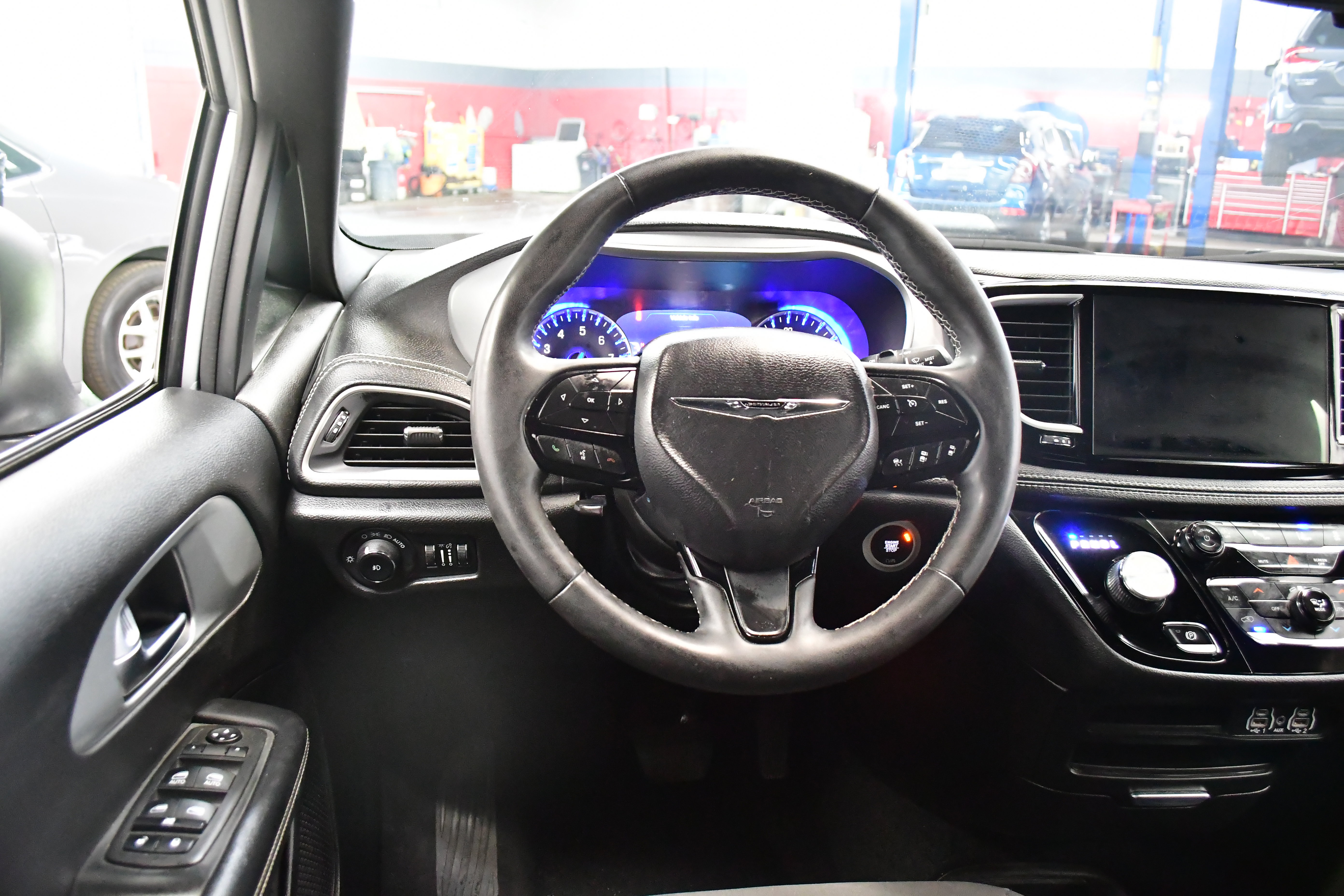 Used 2023 Chrysler Pacifica Touring FWD image 8