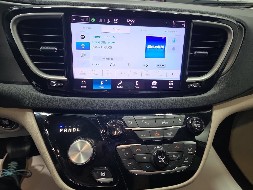 Used 2023 Chrysler Pacifica Touring-L FWD image 5