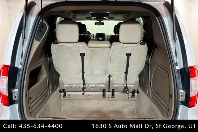 Used 2016 Chrysler Town & Country Touring-L FWD image 22