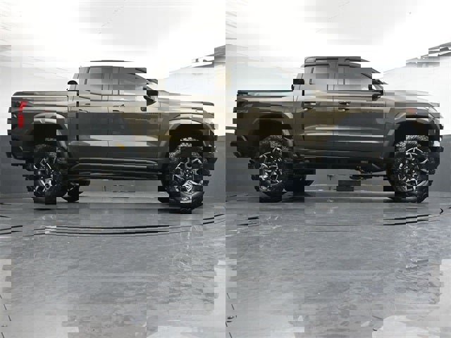 Used 2025 Chevrolet Colorado ZR2 w/ Technology Package image 31