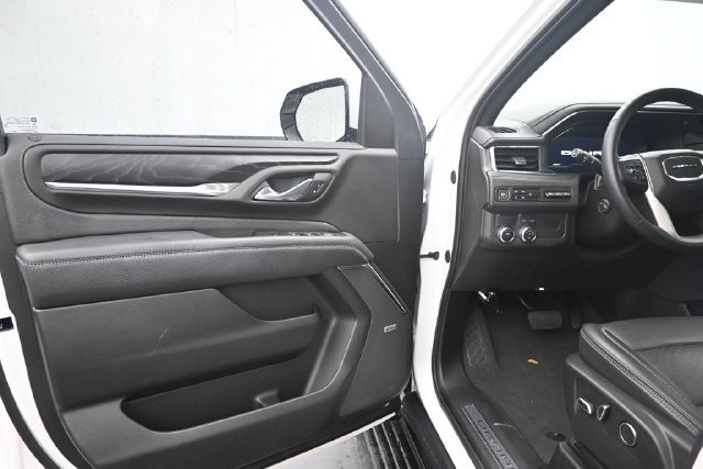 Used 2024 GMC Yukon Denali RWD image 17