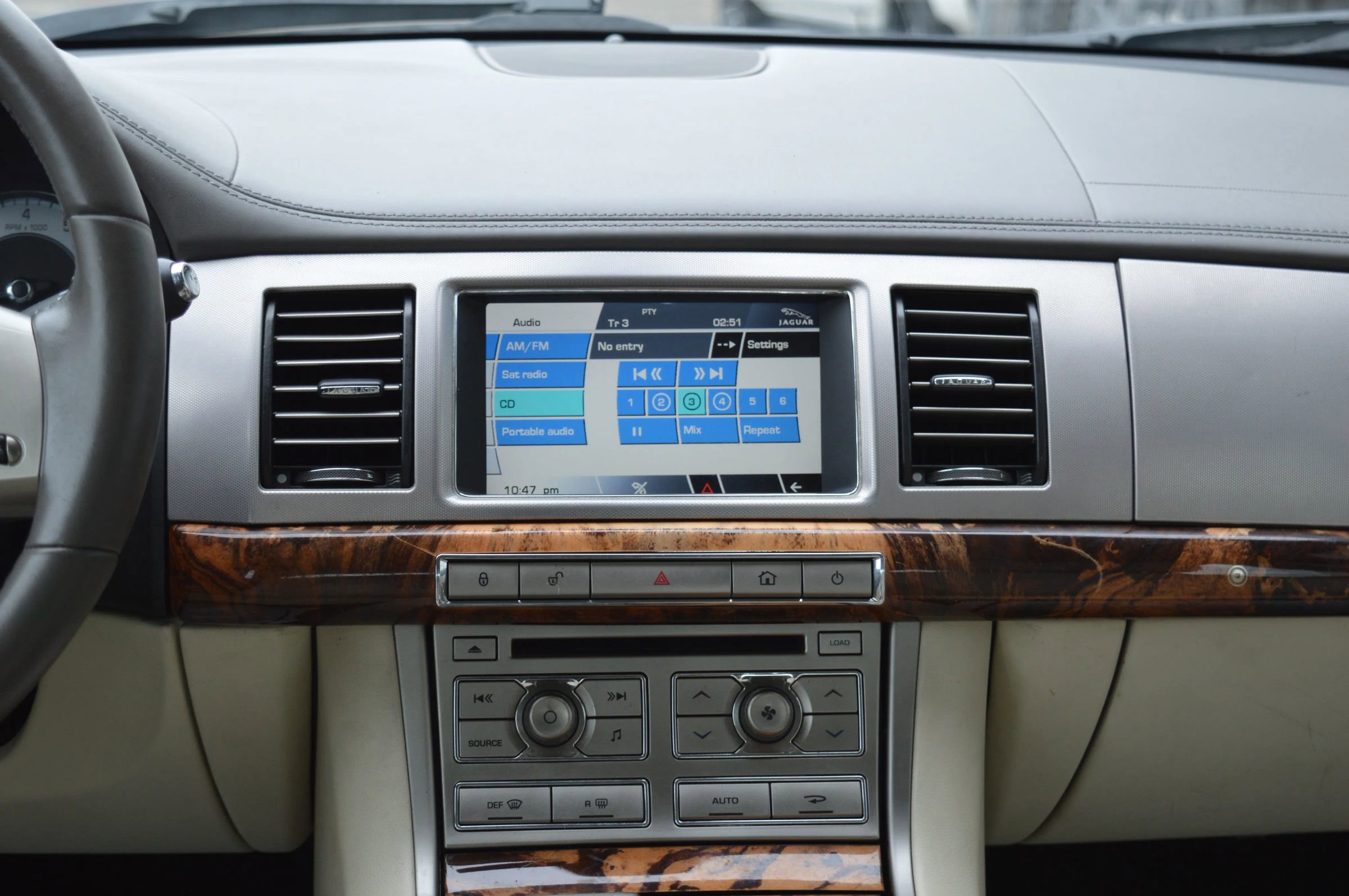 Used 2010 Jaguar XF Premium image 33