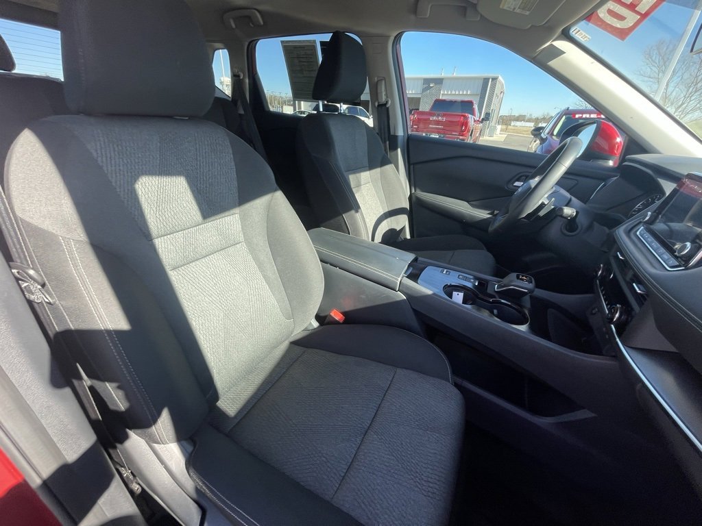 Used 2025 Nissan Rogue SV image 29