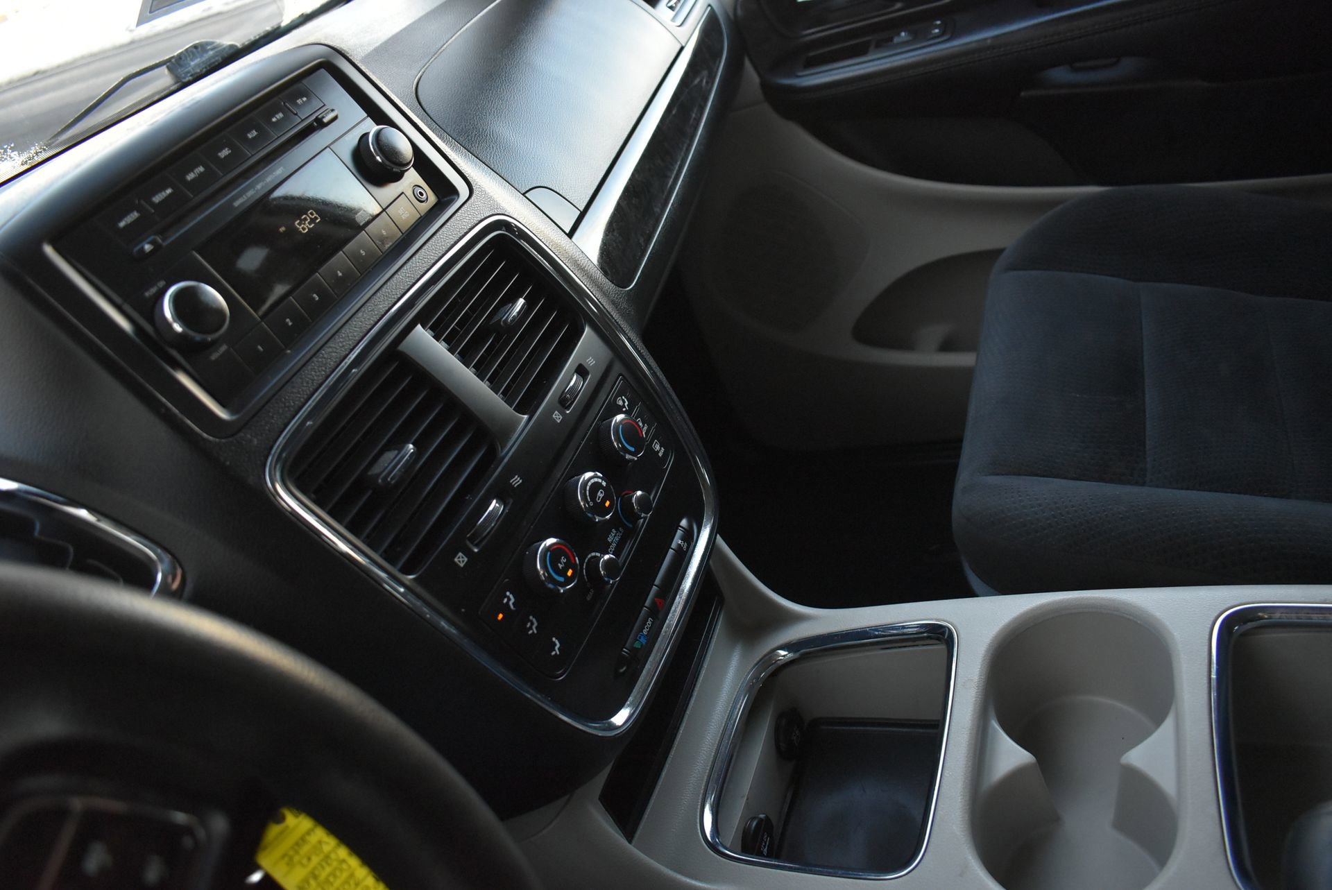 Used 2016 Dodge Grand Caravan SXT image 25