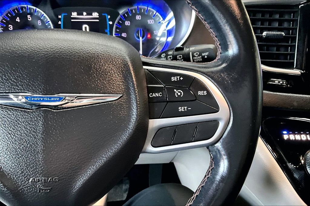 Used 2017 Chrysler Pacifica Touring-L image 12