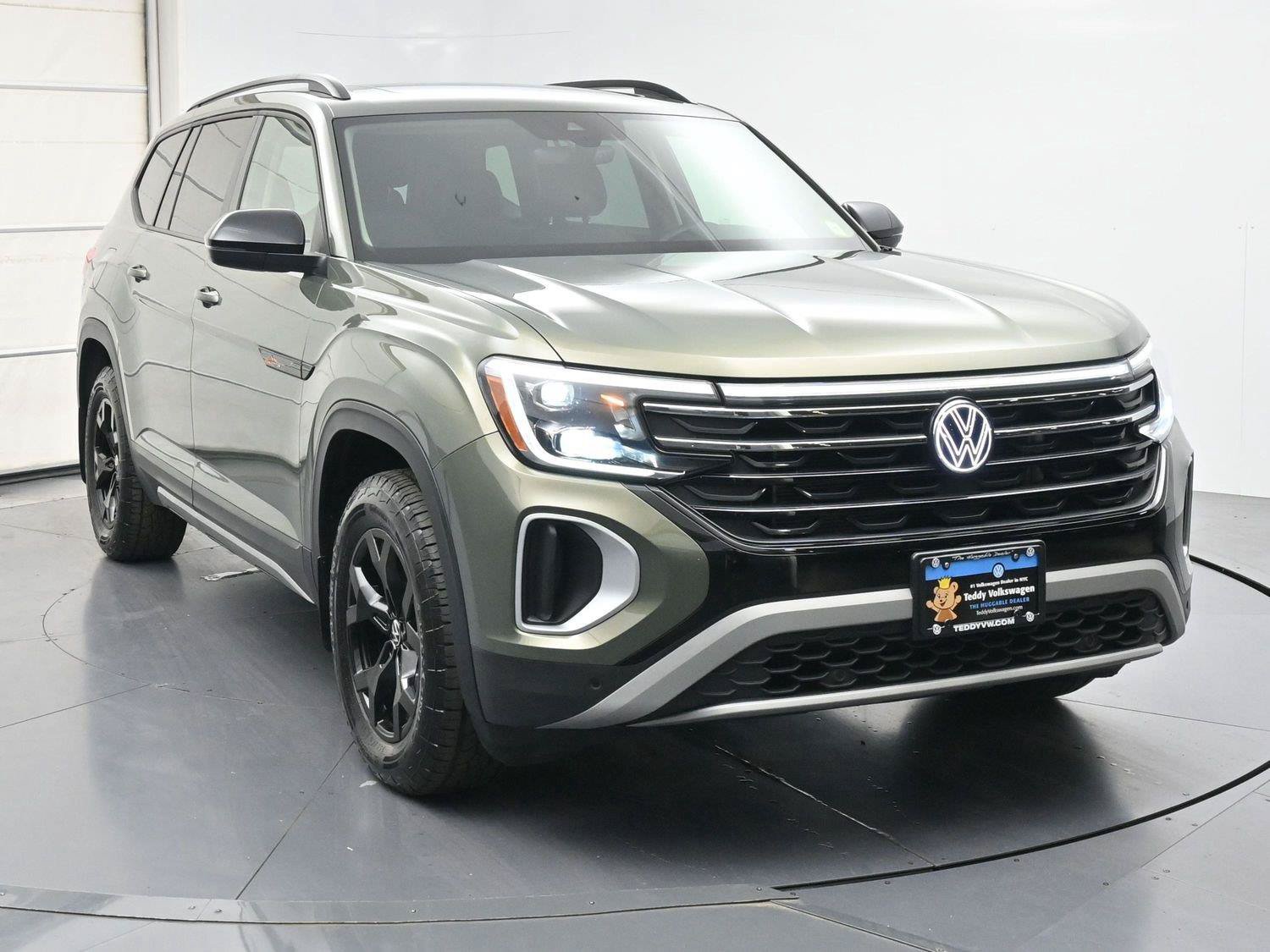 Used 2025 Volkswagen Atlas Peak Edition SE AWD/4WD image 33