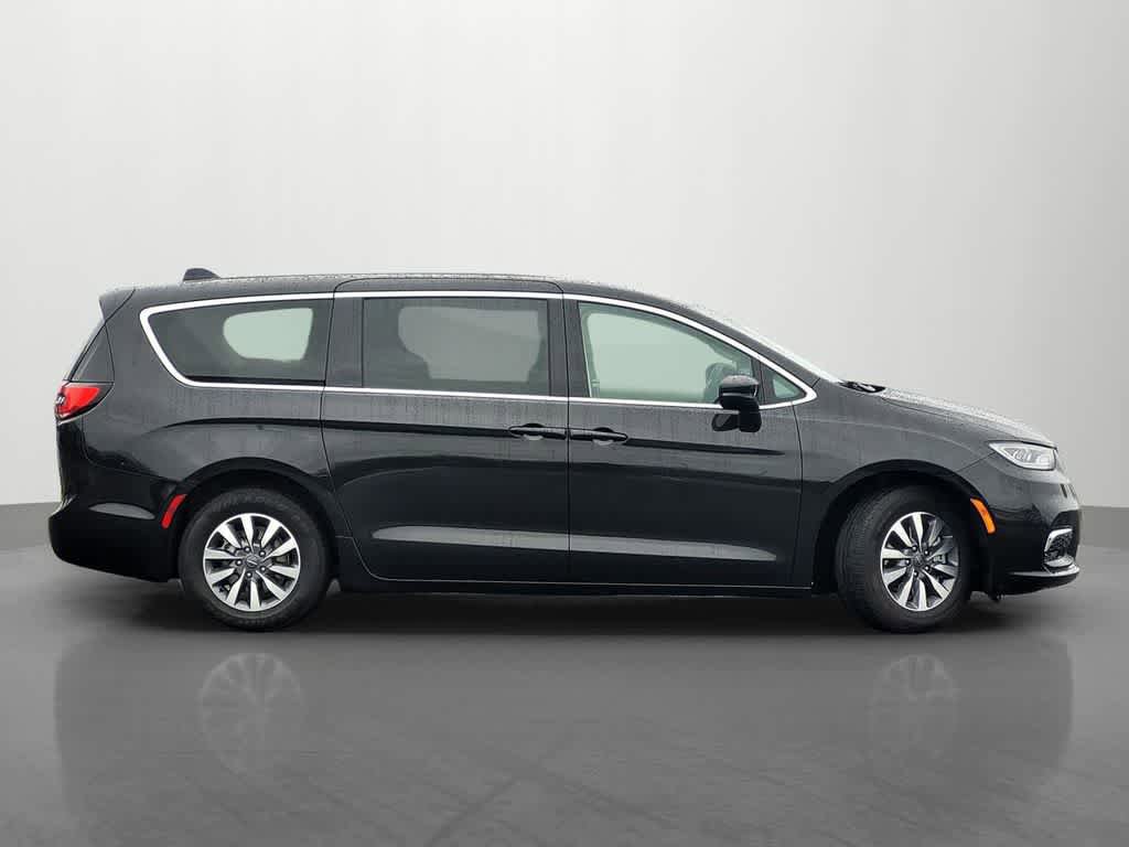 Used 2023 Chrysler Pacifica Touring-L FWD image 7