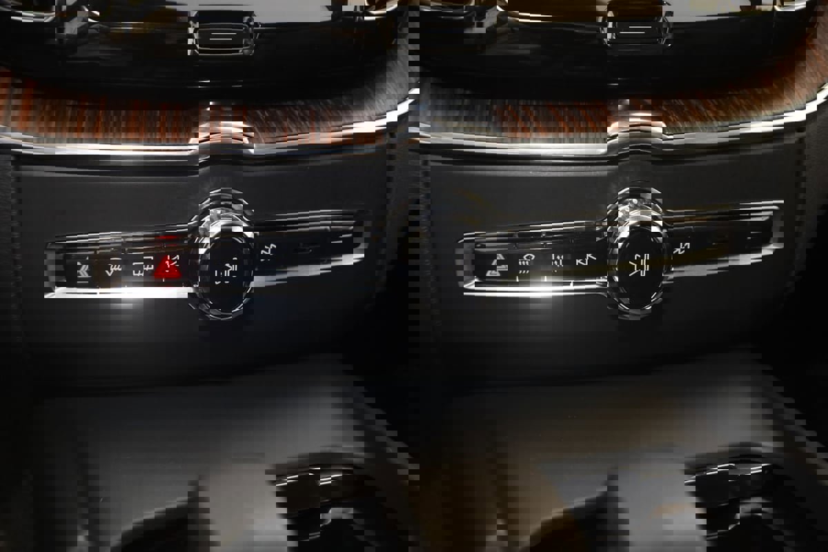 Used 2023 Volvo XC60 B5 Plus image 29