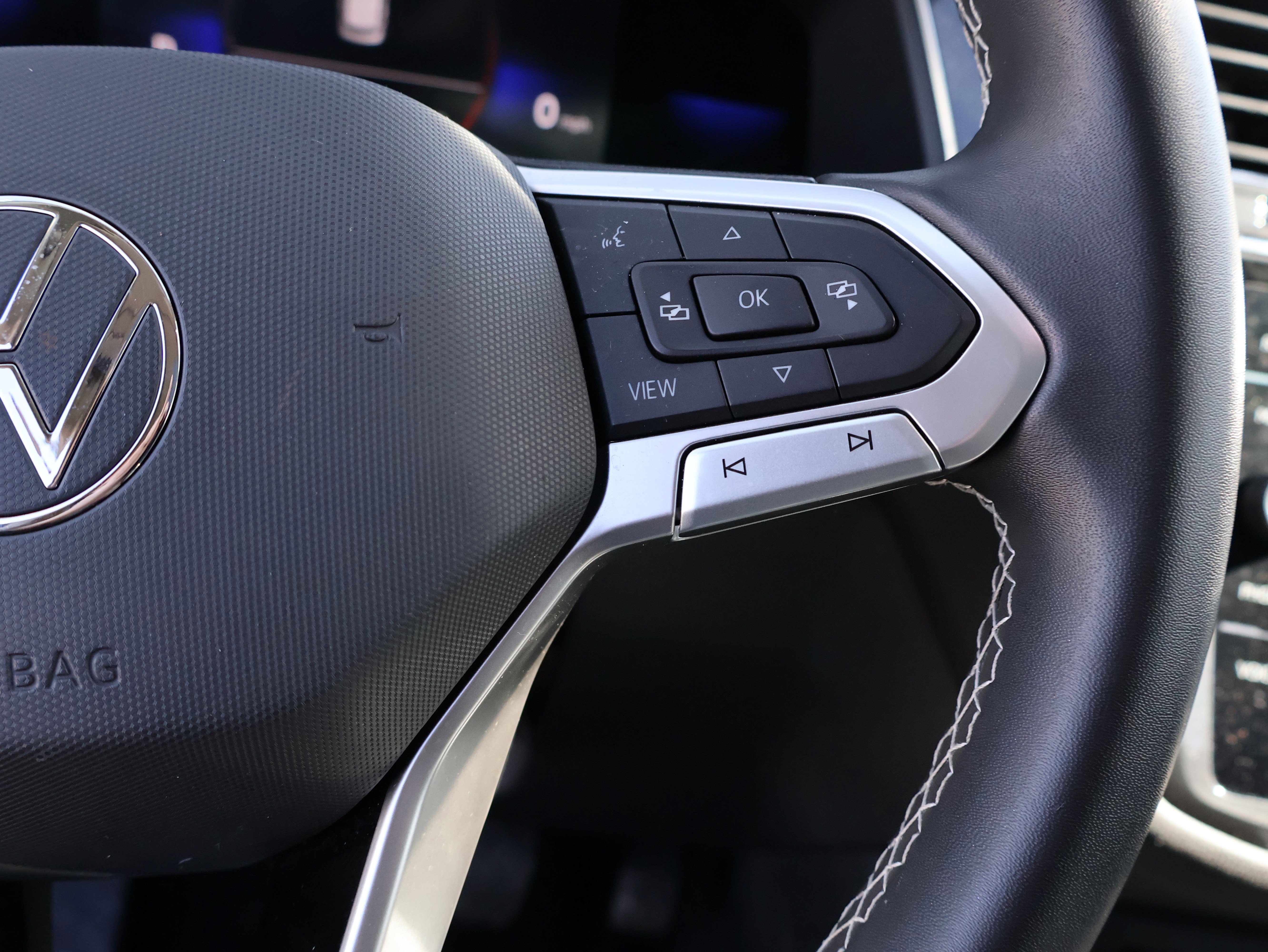 Used 2023 Volkswagen Tiguan SE w/ Panoramic Sunroof Package image 30