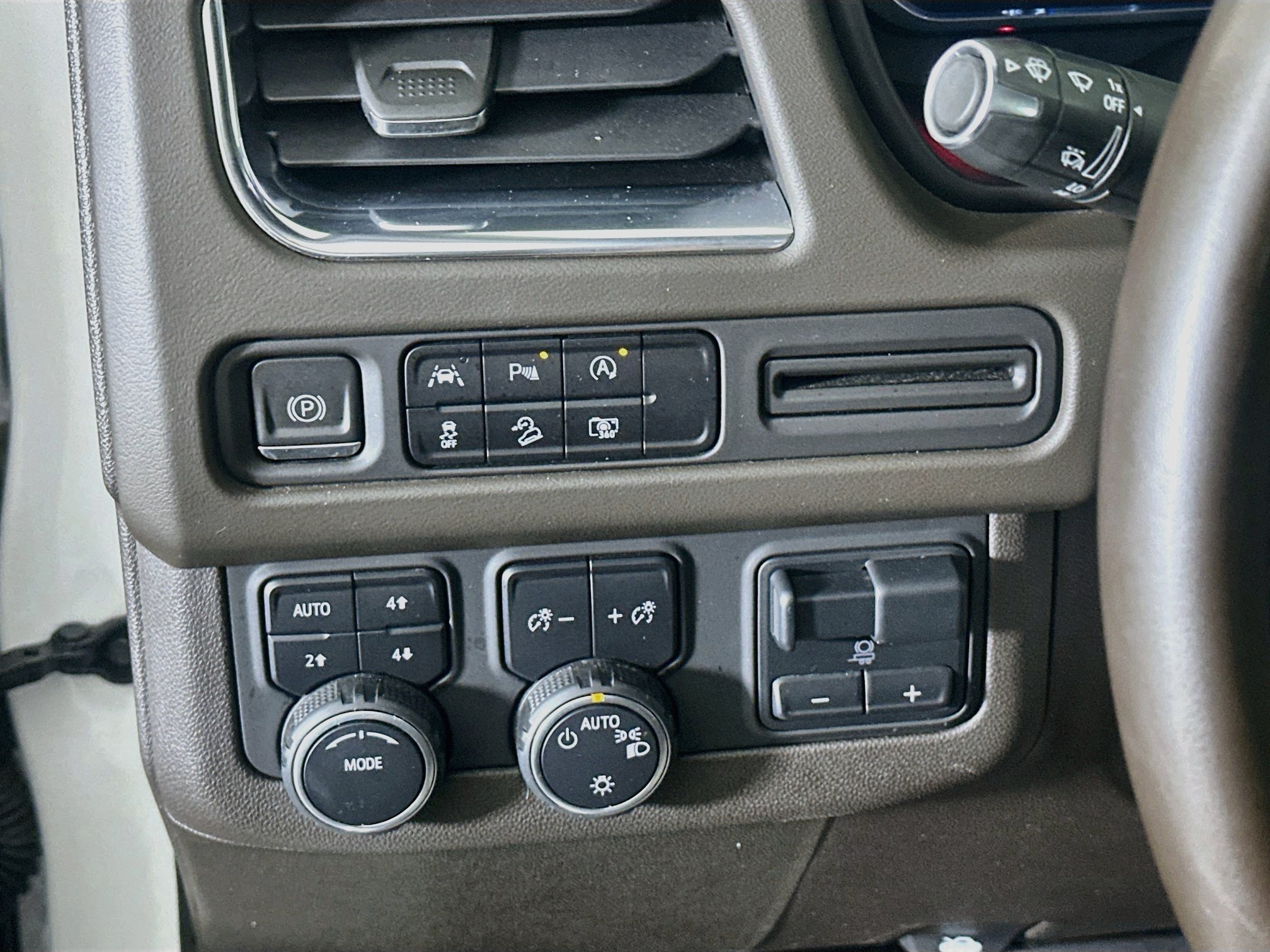 Used 2023 Chevrolet Tahoe Z71 w/ Luxury Package AWD/4WD image 17