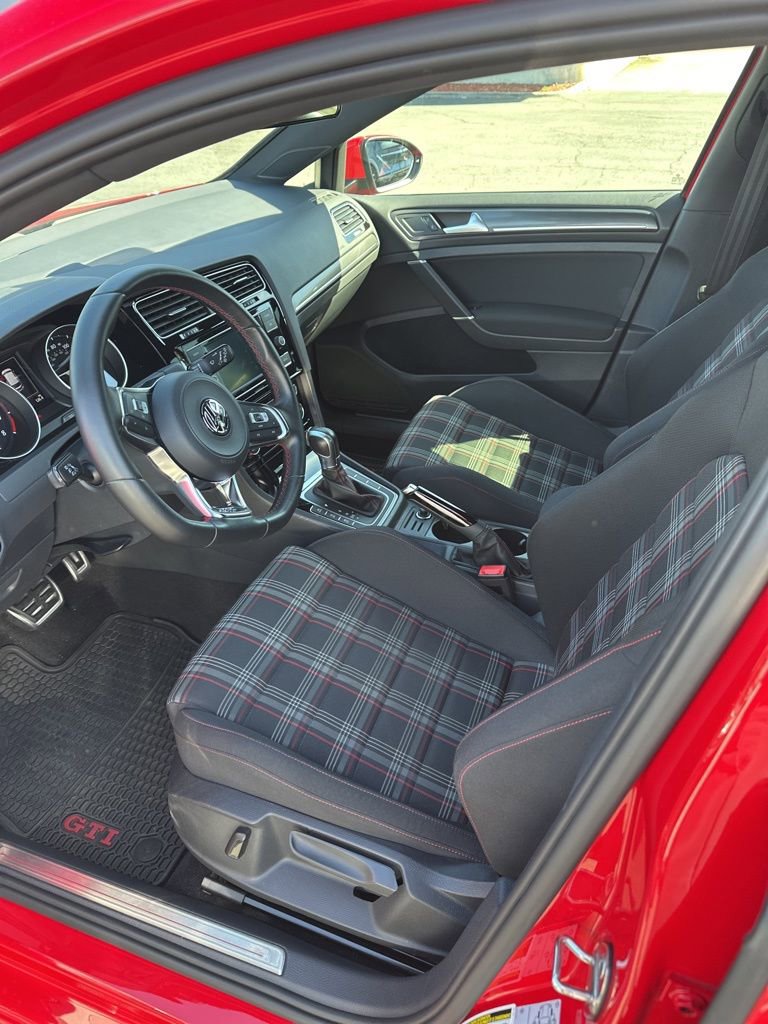 Used 2019 Volkswagen Golf 4-Door image 6