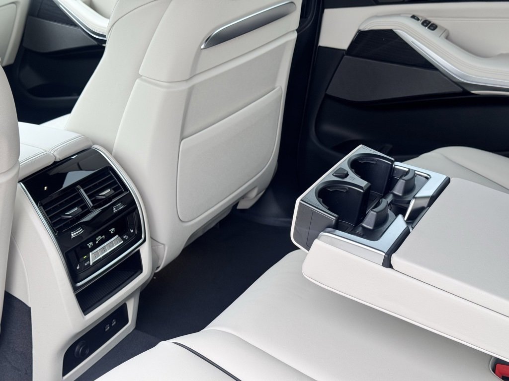 Used 2026 BMW X7 xDrive40i w/ Executive Package image 18