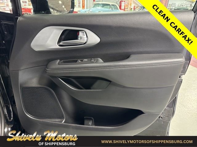 Used 2024 Chrysler Pacifica Touring image 40