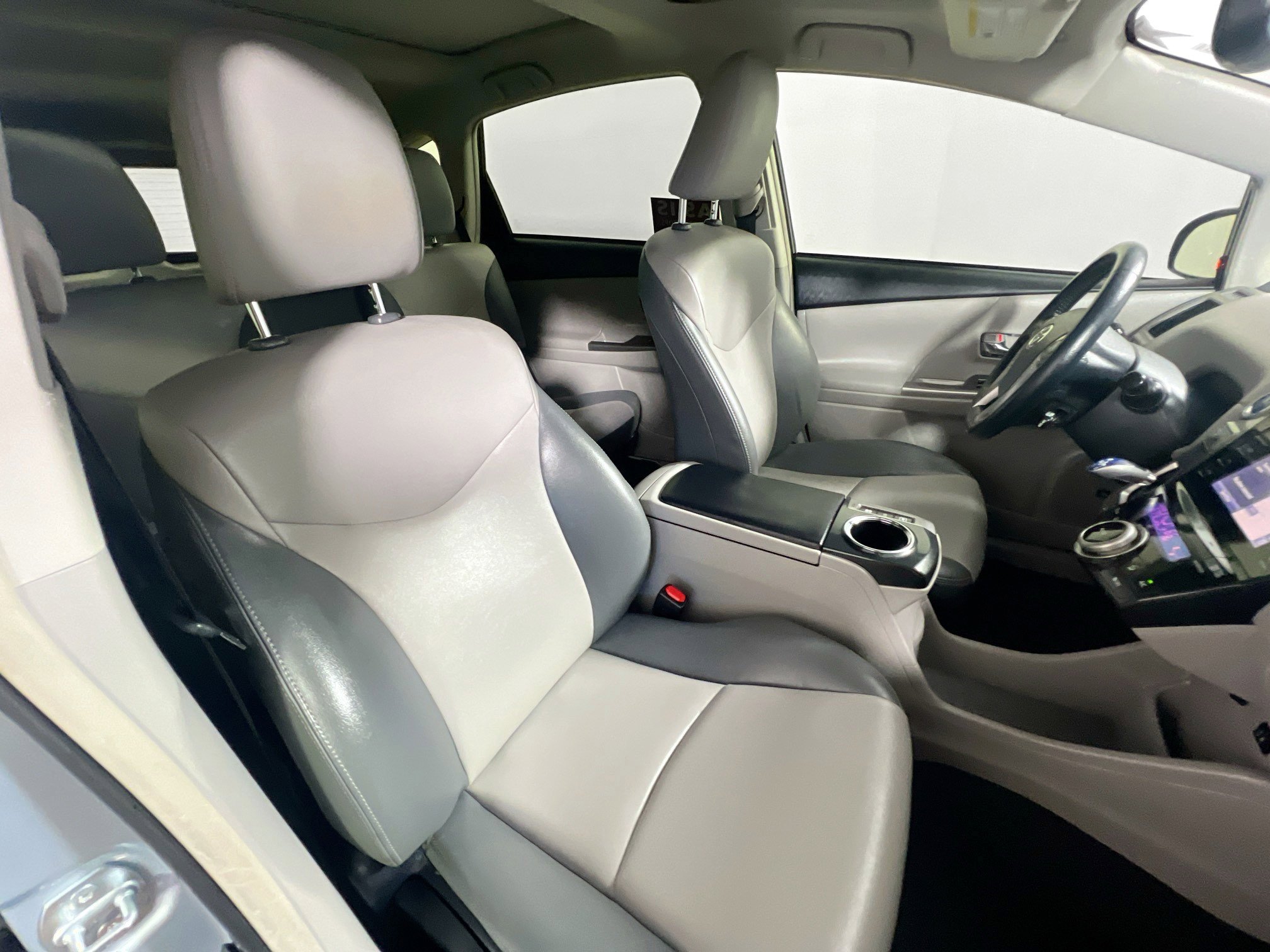 Used 2015 Toyota Prius V Five image 31