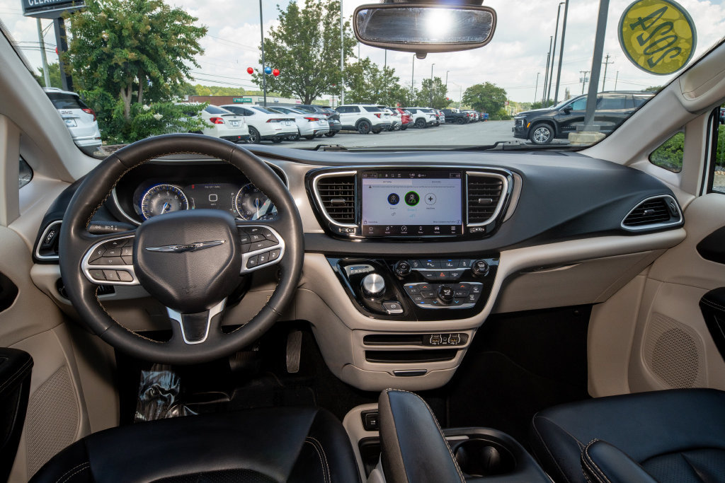 Used 2024 Chrysler Pacifica Touring-L FWD image 18