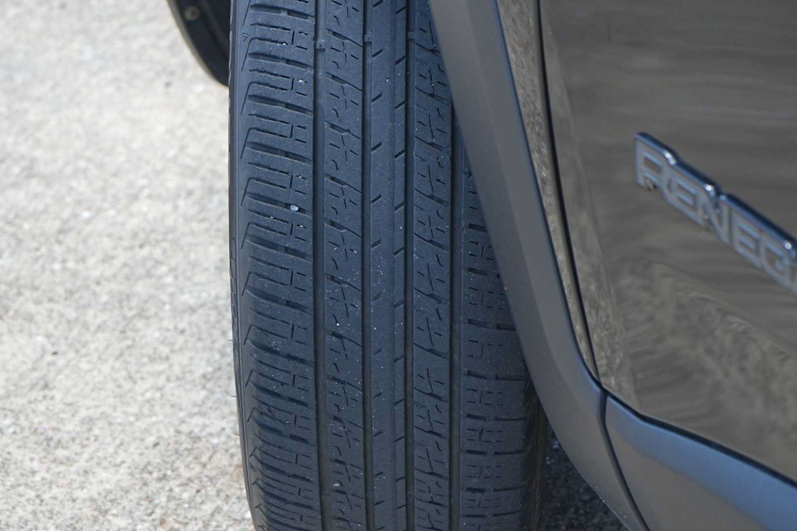 Used 2018 Jeep Renegade Altitude FWD image 29