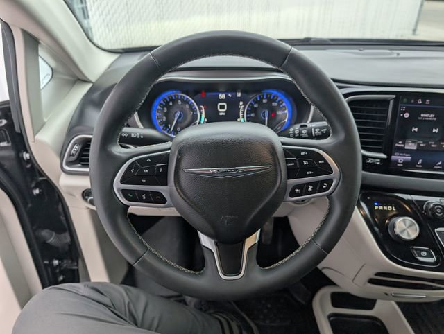 Used 2022 Chrysler Pacifica Touring-L image 10