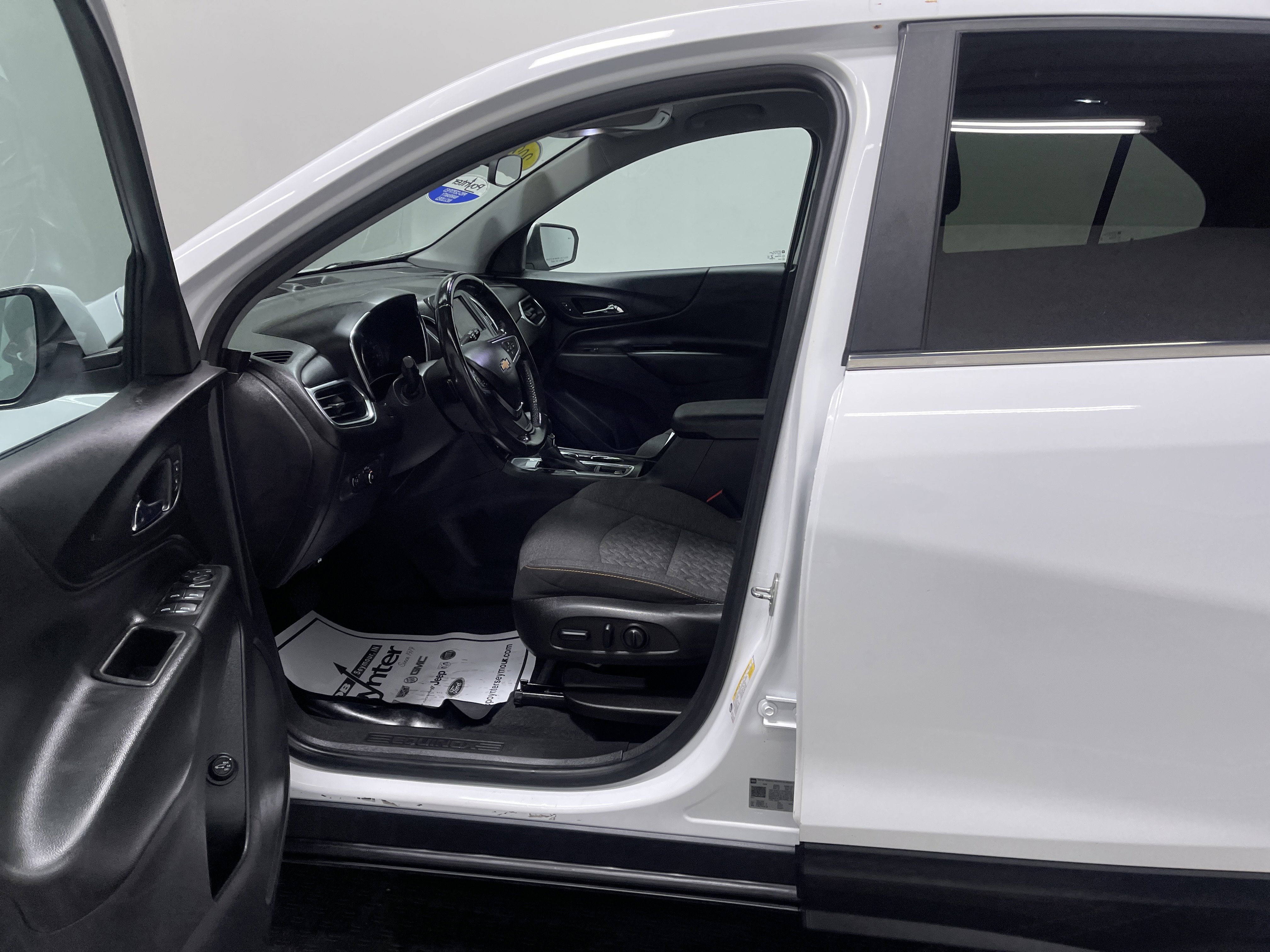 Used 2022 Chevrolet Equinox LT w/ Driver Convenience Package image 9