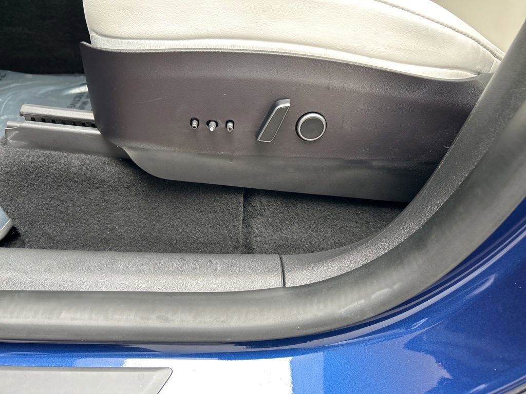 Used 2022 Tesla Model Y Long Range image 40