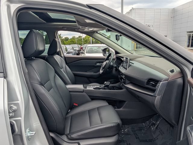 Used 2023 Nissan Rogue SV w/ SV Premium B Package FWD image 11