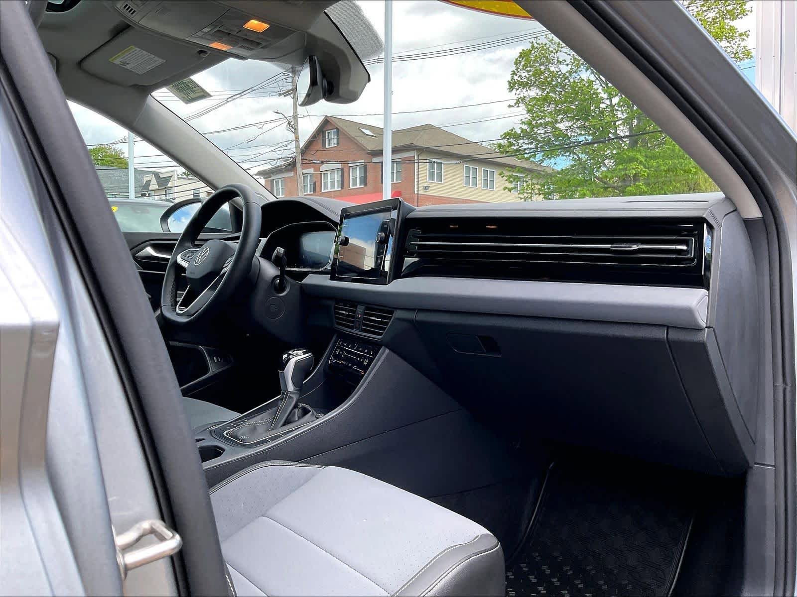 Used 2025 Volkswagen Jetta SE FWD image 14
