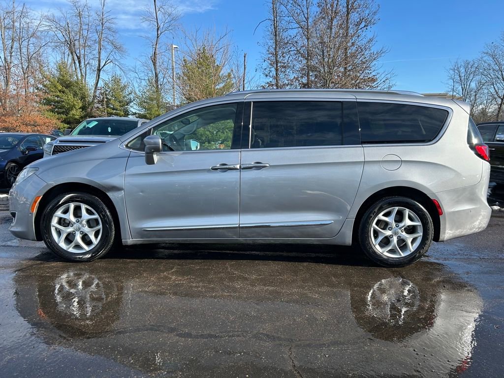 Used 2017 Chrysler Pacifica Touring-L Plus w/ Advanced Safetytec Group image 4