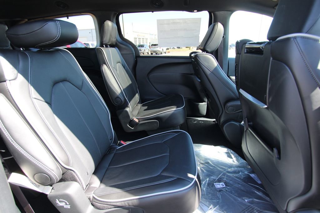 New 2026 Chrysler Pacifica Limited image 10