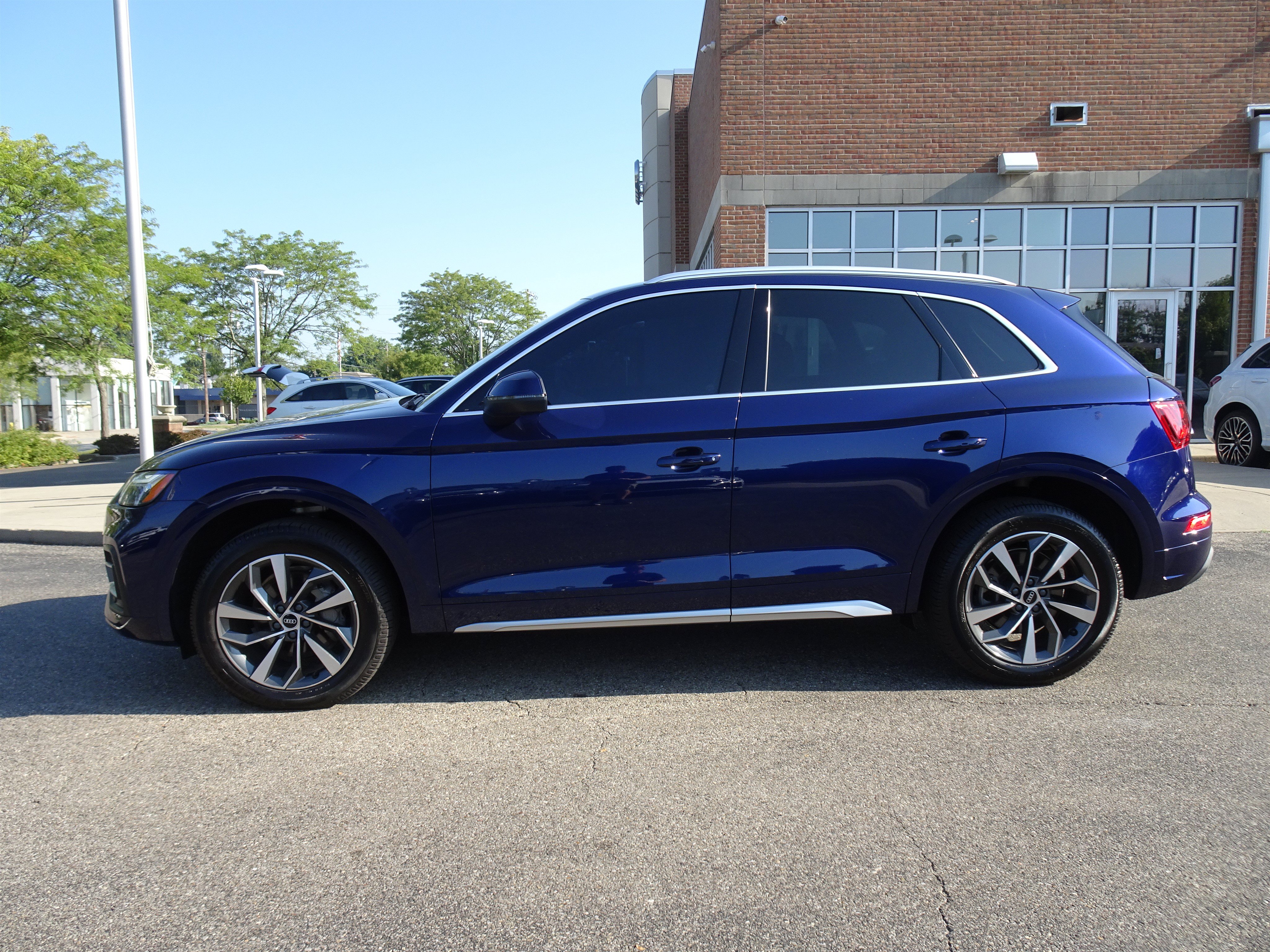 Used 2021 Audi Q5 2.0T Premium Plus w/ Premium Plus Package AWD/4WD image 2