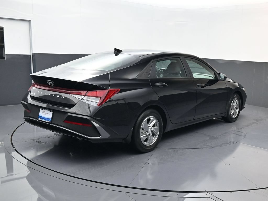 Certified 2026 Hyundai Elantra SE FWD image 3