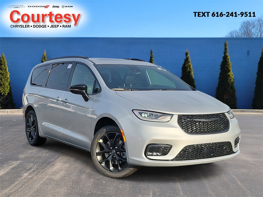 New 2026 Chrysler Pacifica Limited image 1