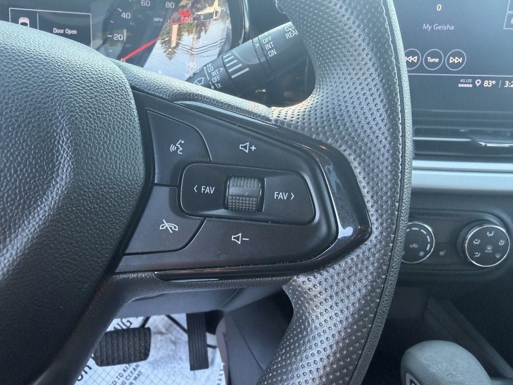 Used 2024 Chevrolet Trax LS w/ LS Convenience Package FWD image 13