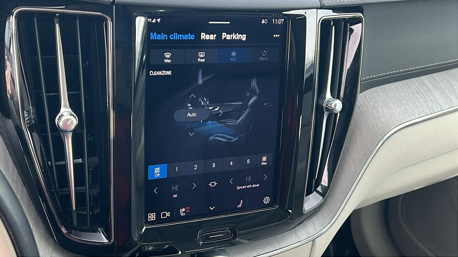 Used 2023 Volvo XC60 B6 Ultimate w/ Climate Package image 14