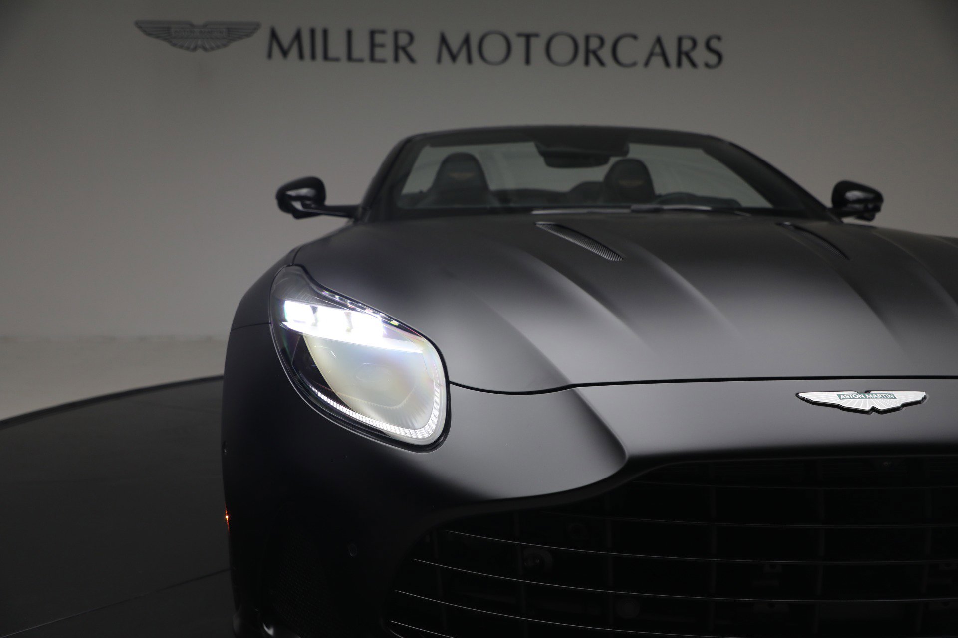 Used 2024 Aston Martin DB12 Convertible RWD image 41