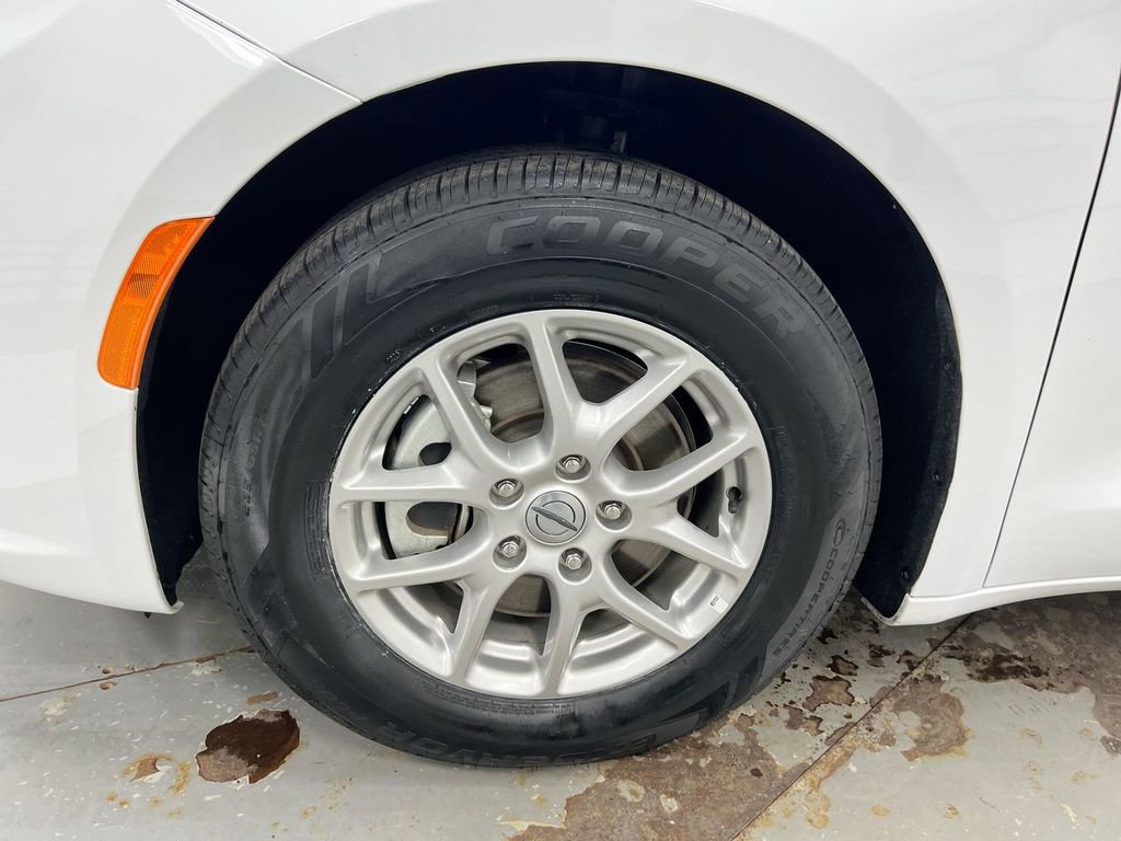 Used 2025 Chrysler Pacifica Select image 27
