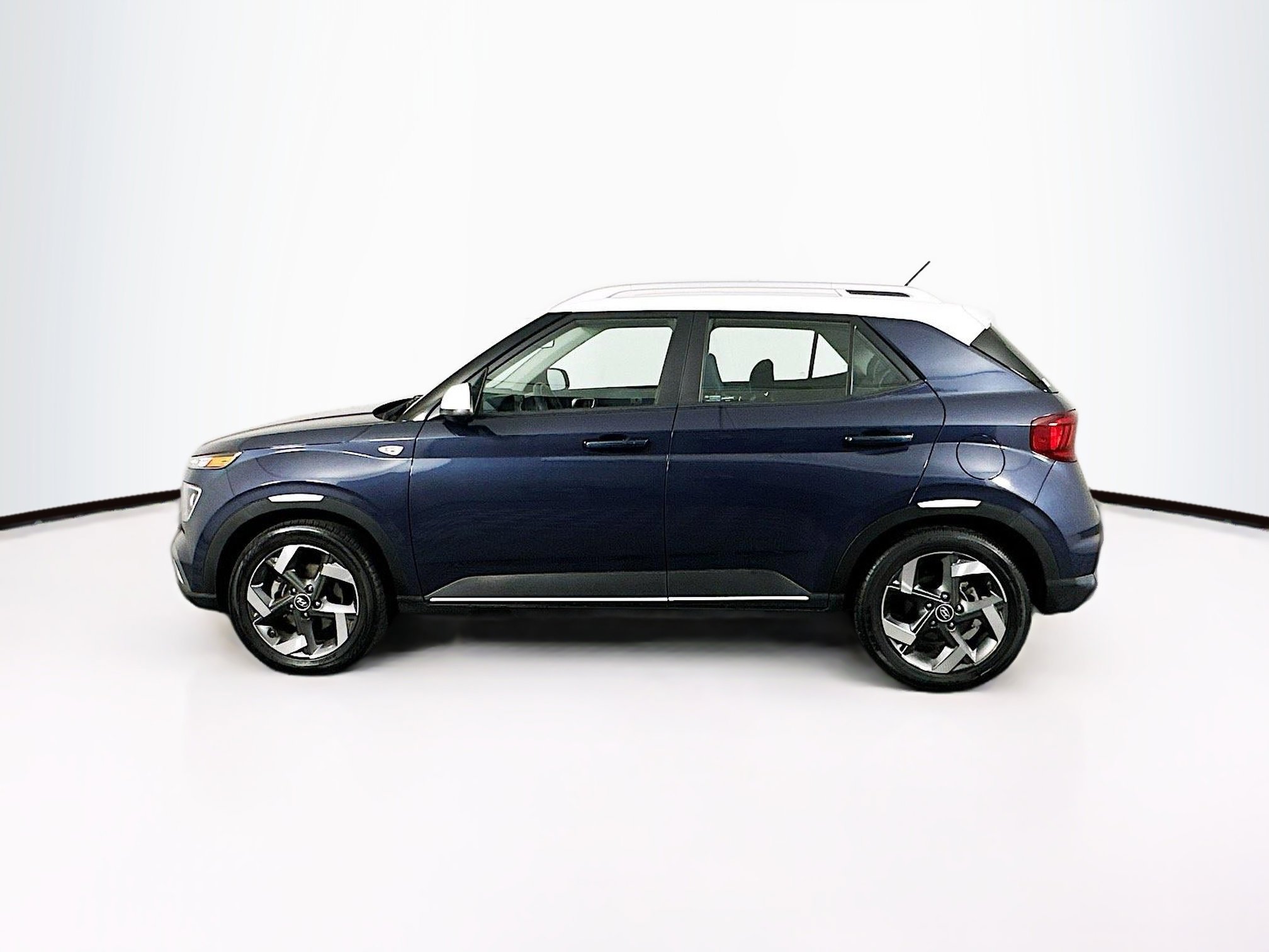 Used 2023 Hyundai Venue Limited w/ Cargo Package image 4