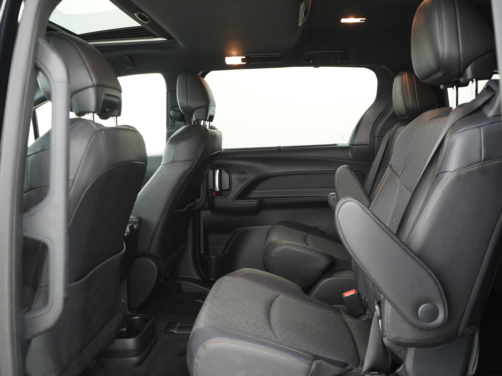 Used 2025 Toyota Sienna Limited image 17