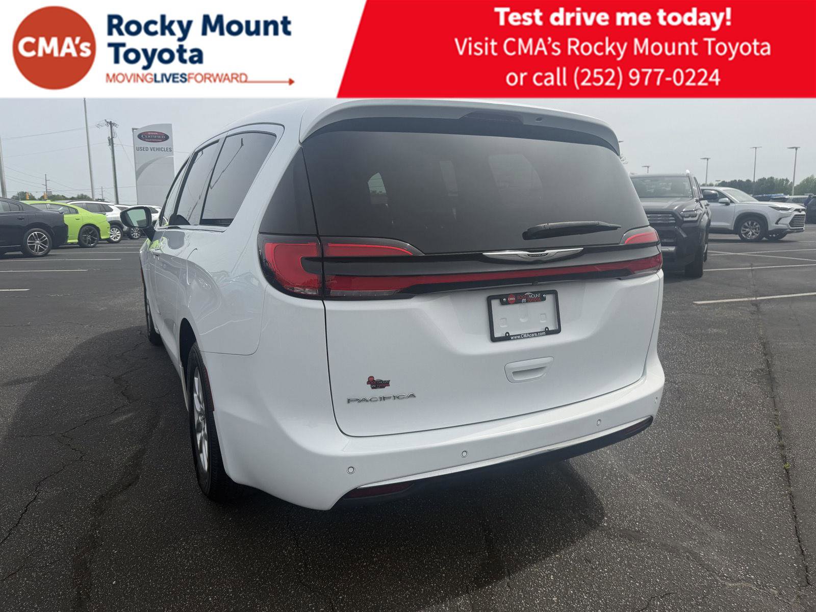 Used 2025 Chrysler Pacifica Select image 5