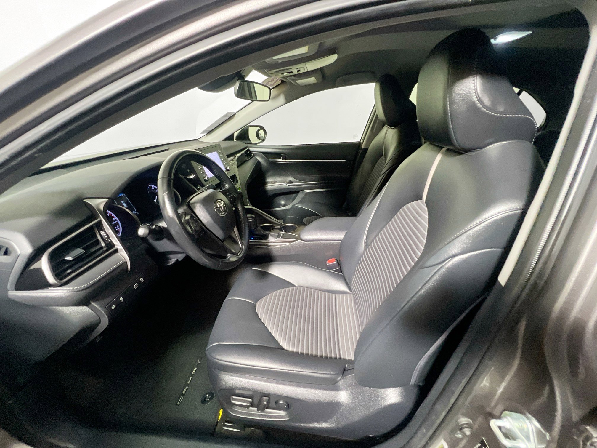 Used 2023 Toyota Camry SE image 14